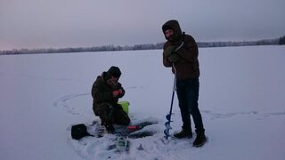 Финские жерлицы ночью пошли на дно за налимом, а днем снова ловили щуку у Рауталампи