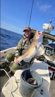 Владивосток: отвесная ловля трески на пилькер методом slow jigging в море до 200 метров