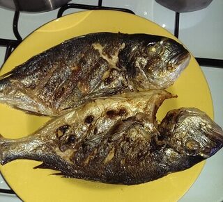 Рыба на решетке с лимоном и без соли