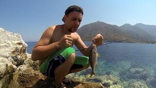 Белый кастмастер на Крите принес саргана и барракудку