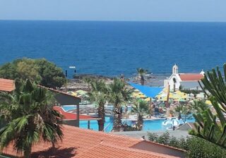 Каменистый берег у Eri beach hotel