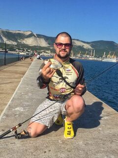 Карась на 23 см попался под вечер в День рыбака на Черном море