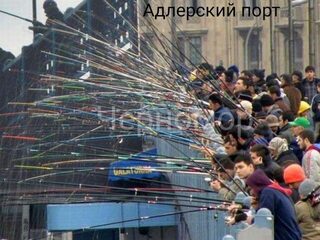 В толпе рыболовов жалко и снасть, и глаза