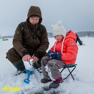 Дочка забрасывает сама, я только снимаю рыбу