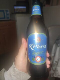 Мелкая рыба с оливками на столе
