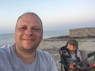 На пирсе у косы Беляус с младшей дочкой в прошлом году