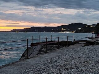 Водоросли и сильный накат на море, а скорпена с горбылем не откликнулись