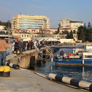 Пока Ялта просыпается, иду в порт за рыбой