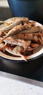Часть свежей рыбы уже пожарена - вкусно