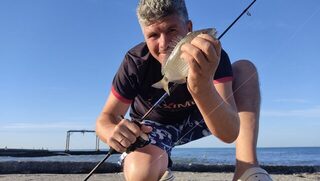 Адлер, Чёрное море: береговая ловля карасей у пляжных волнорезов во время утренних выходов