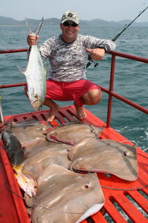Таиланд, пять скатов за последний выход: морская рыбалка, рыба небольшая, зато вываживать приятно