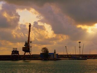 Бургас, морская рыбалка: октябрьское утро 2007 года в порту и кадры перед самым штормом