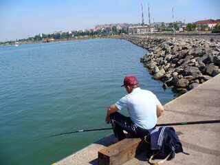 Морская рыбалка в Судаке на рассвете, а после неё матч, пиво и рыба из сковороды