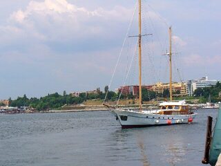 Болгария, порт Бургас: летняя морская ловля на самодур, карагез и трофеи до 39 см в жару