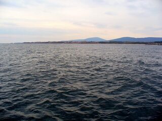 Болгария, Китен: морская ловля на самодур ранним утром в северо-западный ветер