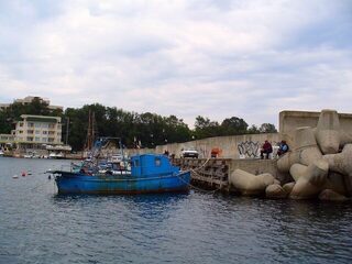 Болгария, Китен: морская ловля на самодур ранним утром в северо-западный ветер
