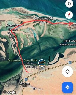 К островку правее аквапарка и молам Al Hamra