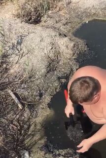 За крупным червем в глубину камышей с лопатой и куском пенопласта