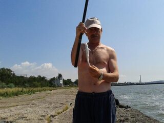 Азовское море: рыбалка прошла в черте города, потому что за городом, говорит он, сейчас опасно