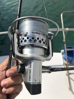 На Кипре с катера: морская ловля спиннингом и вываживание рыбы до 2 кг
