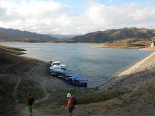 Водохранилище Hanabanilla у Тринидада и лодки со старыми моторами