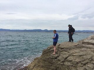 Дорадо прикармливал под водой, а местные ловят хищника на донку