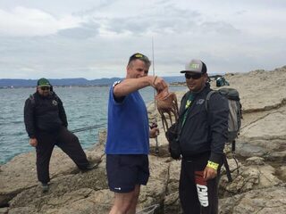 Дорадо прикармливал под водой, а местные ловят хищника на донку