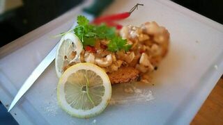 Домашняя закуска из сайды с кинзой и перцем