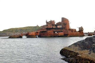 База Sørvær в 15 км дальше Брейвика и крейсер "Мурманск" у берега