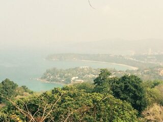 Пхукет дает выбор между лодкой у Раваи, береговыми камнями и пресными водоемами
