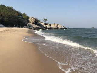 Лагуна Sai Noi Beach с камнями по краям и глубиной у самого берега