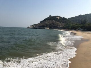 Лагуна Sai Noi Beach с камнями по краям и глубиной у самого берега