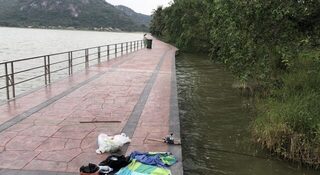 Таиланд: морской пляж для рыбалки с набережной в тени деревьев