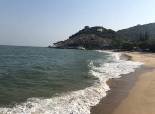 Таиланд: морской пляж для рыбалки с набережной в тени деревьев