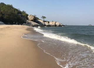 Таиланд: морской пляж для рыбалки с набережной в тени деревьев