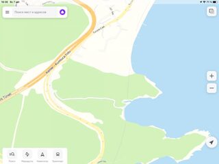 В безымянную бухту с лодочной стоянкой проезжает и легковушка