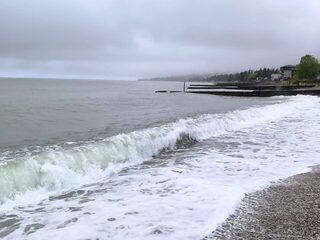 Новый Афон, Абхазия: ловля донных рыб с пирса на Чёрном море в холодной морской воде весной