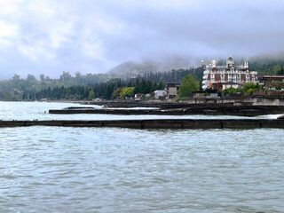 Новый Афон, Абхазия: ловля донных рыб с пирса на Чёрном море в холодной морской воде весной