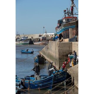 Вернулись с уловом в Эссуэйру и разгружаем синие деревянные лодки