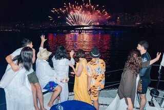 Из Sunset Town на яхте с барбекю, рыболовными снастями и водной горкой