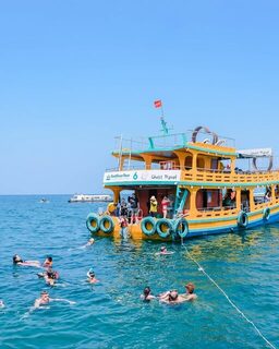 Юг Фукуока на двухпалубной деревянной лодке с тенью и местом для группы