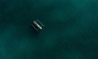В километре от Семиньяка: небольшая рыбацкая лодка ранним утром