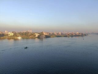 Рыбацкая лодка на Ниле: воды Золотого острова между Каиром и Гизой