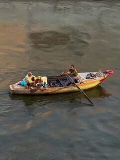 На веслах по Нилу: рыбацкая лодка и сети среди речной воды