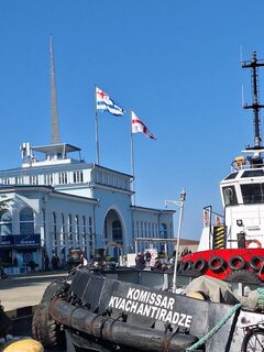 Утренний порт Батуми: рыбаки ждали на фоне гор