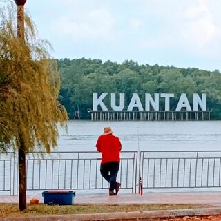 С удочкой у надписи Kuantan: береговой эпизод в Паханге