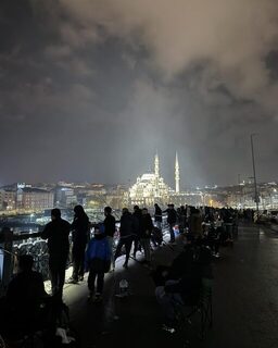 В 01:41 Галатский мост все еще рыбачит: ночной Стамбул у Йени-Джами