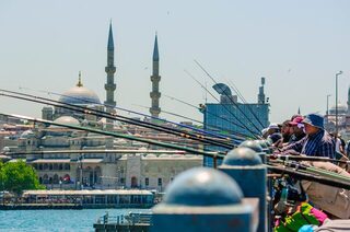 Пролив Босфор в Стамбуле выбрали для рыболовного выезда