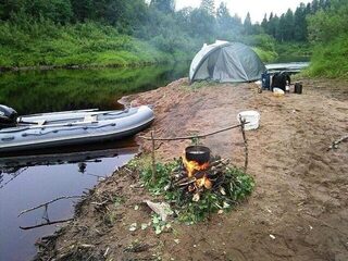 Рыболовный лагерь на Дону: палатка и лодка у речного берега