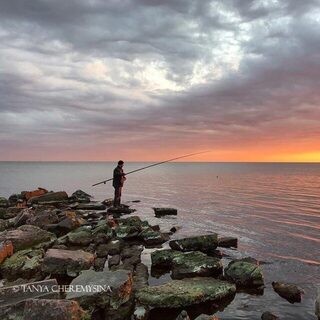 С удочкой на камнях Бердянска среди просторов Азовского моря